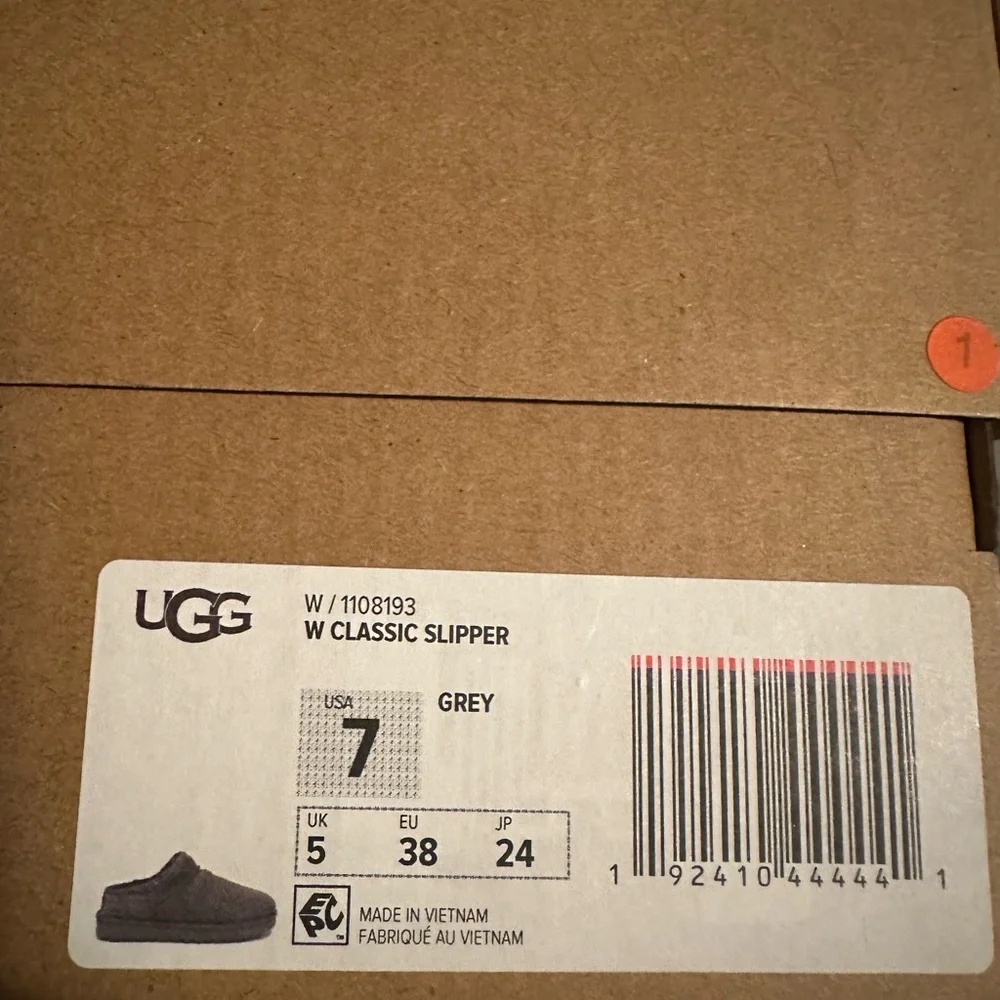 Like New! 'UGG' Grey Classic Suede Slippers everyday slide in Sz 7! Great color! - Picture 2 of 4